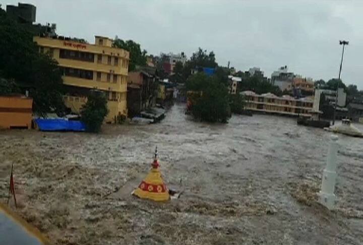 नाशिक जिल्ह्यातली गंगापूर धरणातून पाणी सोडल्यानं गोदावरी नदीला पूर आला आहे. 