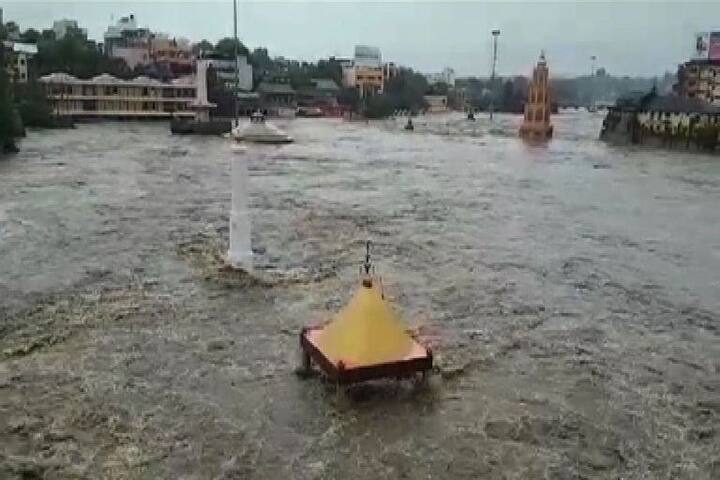 गोदावरी नदीच्या वाढलेल्या पाण्यामुळं नाशकातील दुतोंड्या मारुतीच्या छातीपर्यंत पाणी वाढलं आहे.