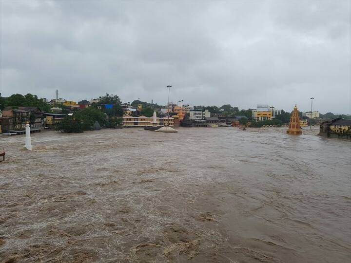 नद्यांच्या पाणी पातळीत विक्रमी वाढ झाली असून नाशकात पूर स्थिती निर्माण झाली आहे.