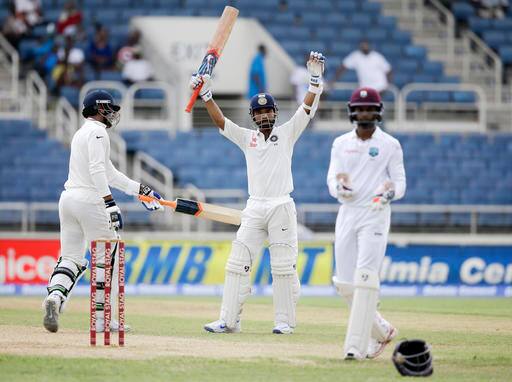 भारतीय संघाच्या पहिल्या डावात झंझावती इनिंग खेळत अजिंक्य रहाणेने सातवं शतक झळकावलं.