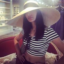 ग्रीसमध्ये नरगीसचं सुट्टी सेलिब्रेशन, बिकिनी फोटो व्हायरल