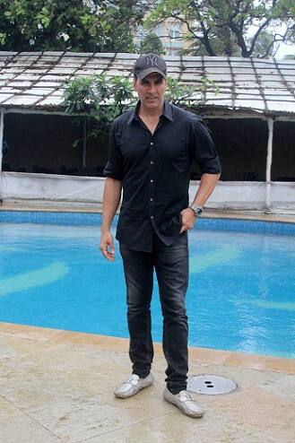 अक्षय कुमार आपल्या खाण्या-पिण्यावर विशेष लक्ष देतो. फिटनेसकडे अत्यंत गांभीर्याने पाहणारा अक्षय संध्याकाळी जेवल्यानंतर रात्री काहीच खात नाही. शिवाय, तो रात्री लवकर झोपून सकाळू लवकर उठतो.