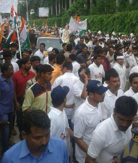 सोनिया गांधींच्या आगमनाने काँग्रेस कार्यकर्त्यांमध्ये उत्साहाचे वातावरण होते.