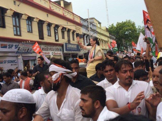 या रोड शोवेळी सोनिया गांधींनीही हात दाखवून नागरिकांना अभिवादन केले.