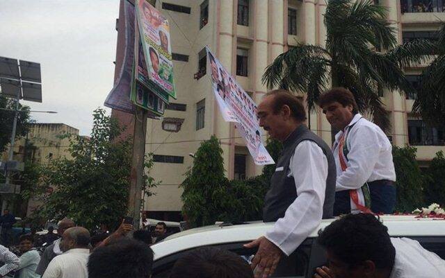 या रोड शोवेळी काँग्रेसचे गुलाम नबी आझाद आणि राज बब्बरही उपस्थित होते.