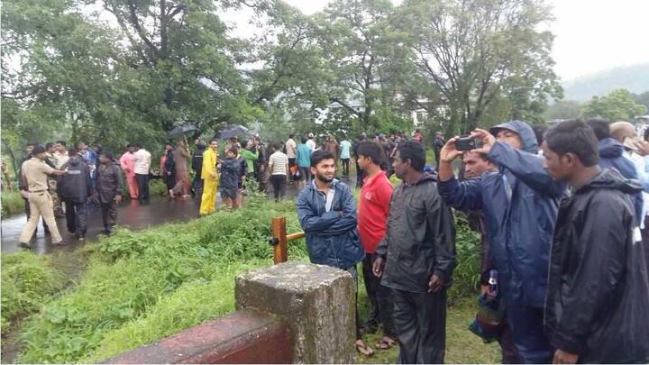 मंगळवारी रात्री सावित्री नदीवरचा पुल वाहून गेल्यामुळे बघ्यांनी घटनास्थळी गर्दी केली आहे.