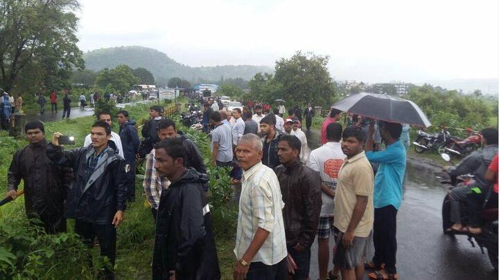 या दुर्घटनेत दोन एसटी बस आणि 9-10 लहान गाड्या वाहून गेल्या आहेत.