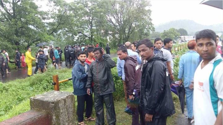 कोस्टगार्डचं चेतक हेलिकॉप्टर घटनास्थळी दाखल झालं असून त्याच्यामाध्यमातून बचावकार्य सुरू करण्यात आलं आहे.