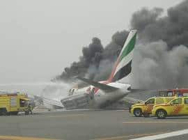 दुबईत विमानाचं क्रॅश लॅण्डिंग, प्रवासी थोडक्यात बचावले Emirates Passenger Jet Bursts Into Flames After Crash Landing At Dubai Airport दुबईत विमानाचं क्रॅश लॅण्डिंग, प्रवासी थोडक्यात बचावले
