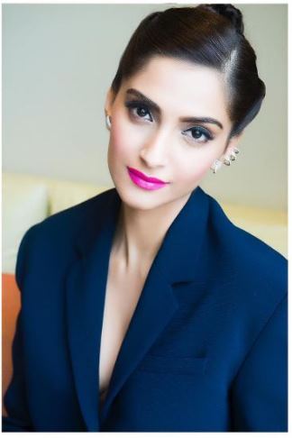 सोनमने आपले काही स्पेशल फोटो इंस्टाग्रामवर शेअर केले आहेत.