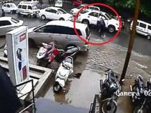 कार चालवताना हार्ट अटॅक, बँक कर्मचाऱ्यांचं प्रसंगावधान