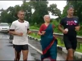 Milind Somans 76 Yr Old Mom Run A Marathon आयर्नमॅन मिलिंद सोमणच्या मातोश्रींची 76 व्या वर्षी दौड