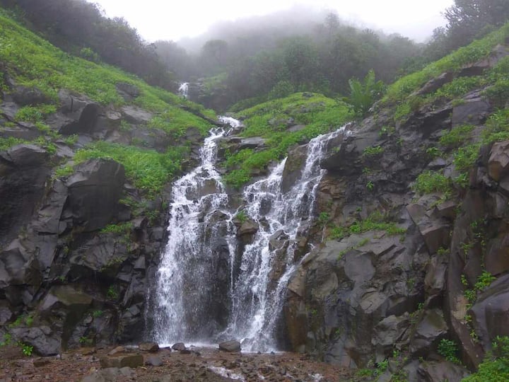 लवासामधे तीन ठिकानी दरड कोसळून डोंगरावरची माती रस्त्यावर आली आहे. (फोटो सौजन्य: विजयकुमार राऊत)