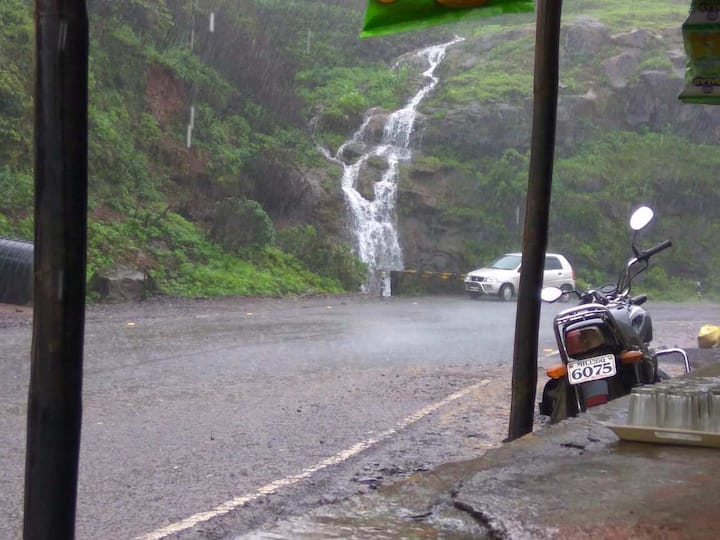 लवासात जाता येत नसल्यानं पर्यटकांचा मात्र हिरमोड होत आहे. (फोटो सौजन्य: विजयकुमार राऊत) 