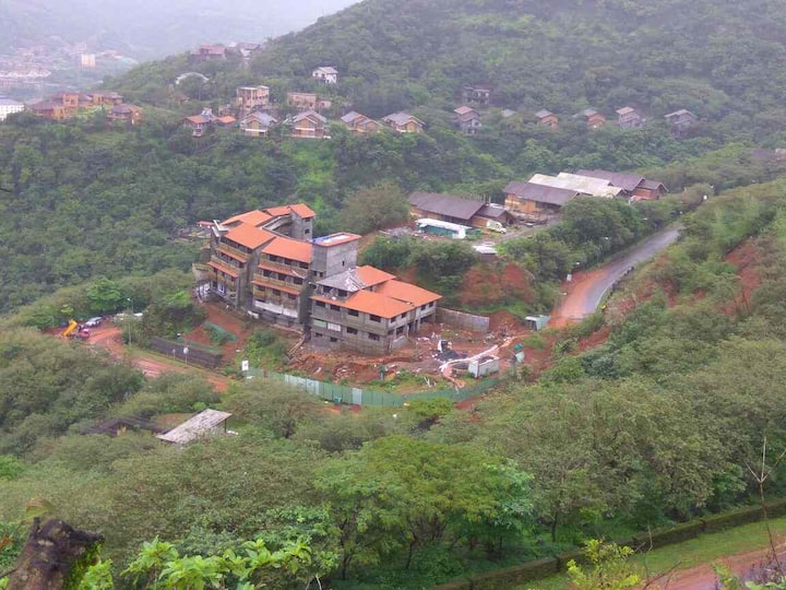 लवासामध्ये रात्रभर पडत असलेल्या पावसाने डोंगरावरची माती रस्त्यावर आली आहे. (फोटो सौजन्य: विजयकुमार राऊत)