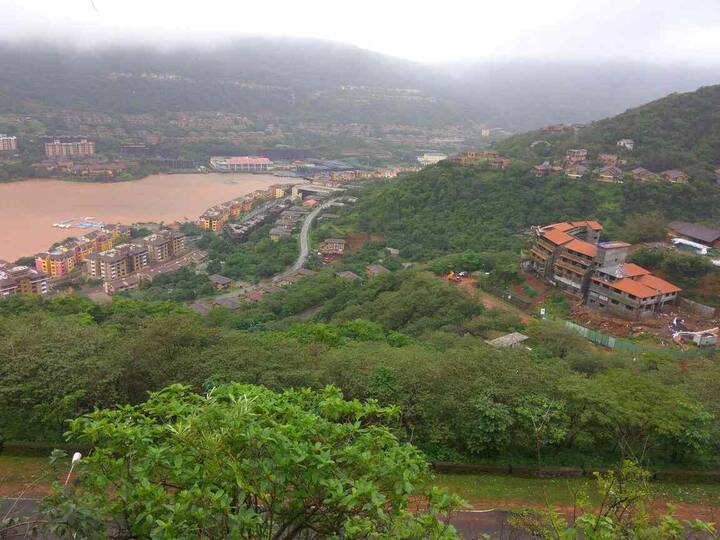 रस्त्यावर बराच चिखल जमा झाल्यानं वाहतूक मात्र ठप्प झाली आहे. (फोटो सौजन्य: विजयकुमार राऊत)