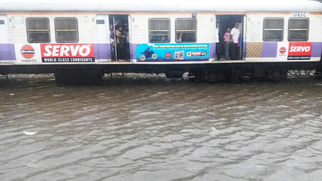 मुंबईत 'कोसळ'धार, रेल्वे रुळ, रस्ते पाण्याखाली