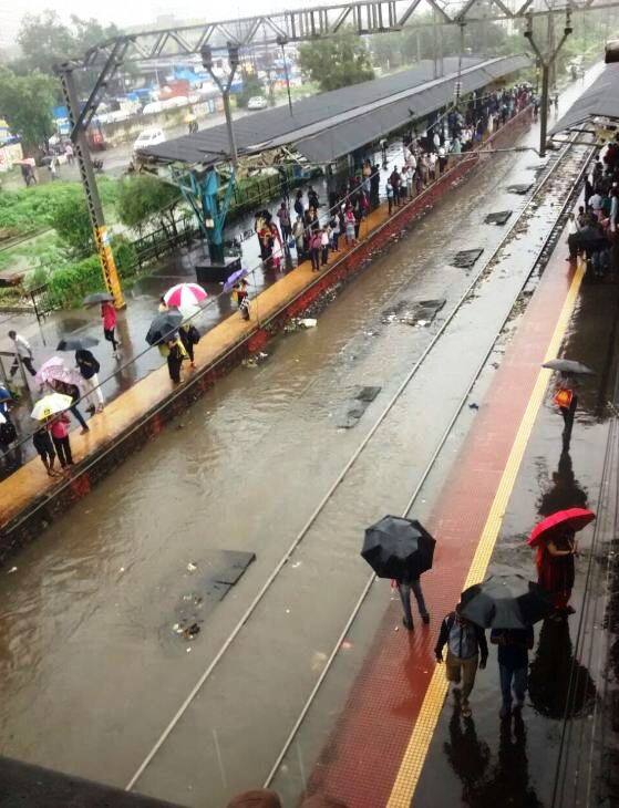 मुसळधार पावसामुळे लोकलच्या मध्य रेल्वे मार्गावरील सायन-माटुंगा स्टेशनदरम्यान रुळावर 6 इंच पाणी भरलं आहे. 