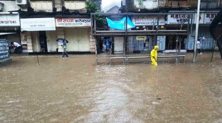 याशिवाय उपनगरांमधील रस्त्यांवरही पाणी साचल्याने ठिकठिकाणी रस्ते वाहतुकीचे तीनतेरा वाजले आहेत