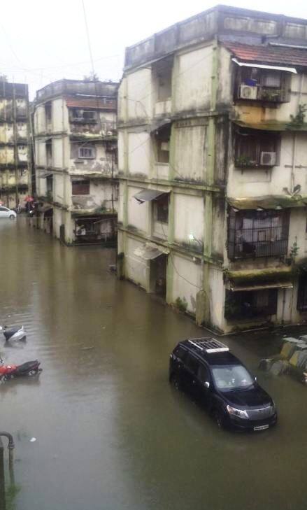 परळ, हिंदमाता, सांताक्रूझ पूर्वमध्ये पाणी साचलं आहे. मुलुंड टोलनाका ते कांजूर, मुलुंड ते घाटकोपर, एलबीएस रोड, जेव्हीएलआर रोड आणि वांद्रे वरळी सी लिंकवर वाहतूक धीम्या गतीने सुरु आहे. 