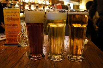 बीअरच्या सेवनाने हाडांना बळकटी मिळते पण प्रमाणाबाहेर बीअर सेवन केल्यास ती आरोग्यास अपायकारक आहे.