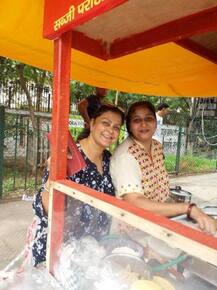 3 कोटीच्या घराची मालकीण, पण रस्त्यावर विकते छोले-भटूरे