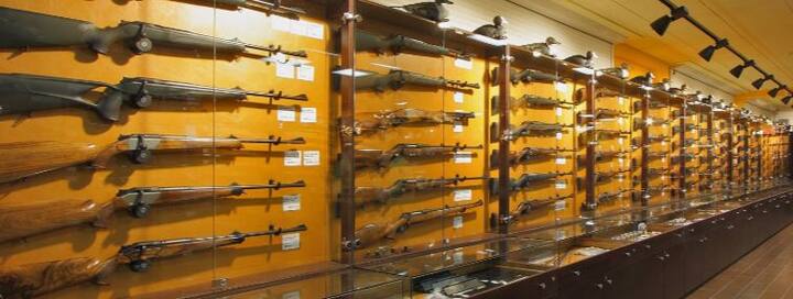 दाराअदमखेल पेशावरपासून फक्त 35 किलोमीटर दूर वसलेले शहर आहे. पाकिस्तानातील हे शहर शस्त्रास्त्रांचा काळाबाजार, आणि दारूगोळाच्या व्यापारासाठी प्रसिद्ध आहे.