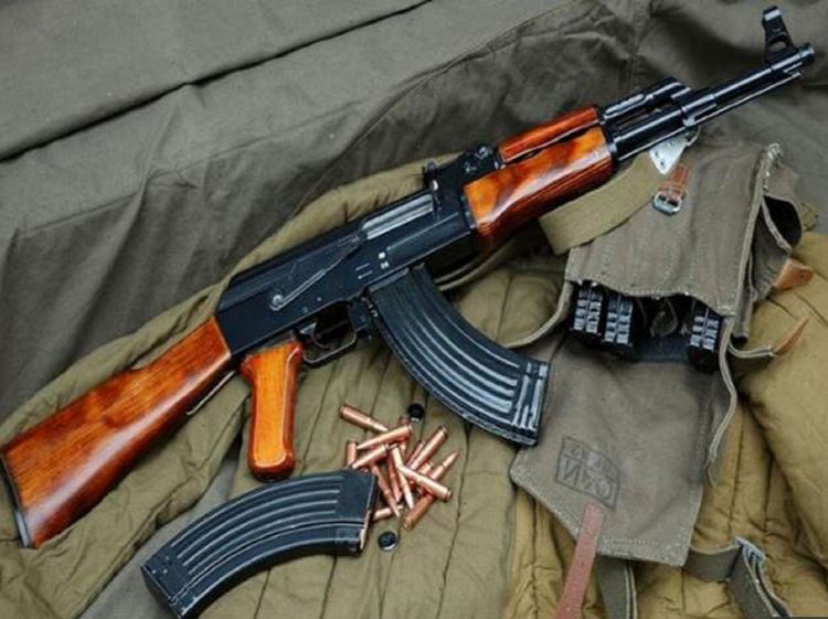 तसेच 8,250 रुपयांना AK-47 सारख्या मशिनगनदेखील सहज उपलब्ध आहेत.