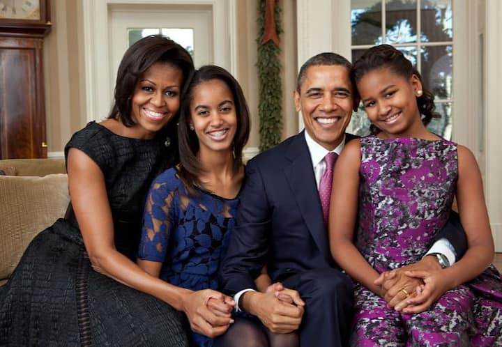 अमेरिकेचे राष्ट्राध्यक्ष बराक ओबामांची मुलगी नताशा ओबामा सध्या बॉस्टनमधील नॅसीज नवाच्या रेस्टॉरंटमध्ये टेबल साफ करताना पाहायला मिळत आहे.