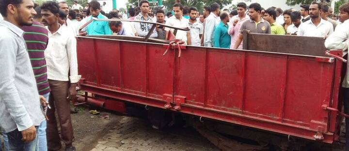 जखमींवर शहादा ग्रामीण रुग्णालयात दाखल करण्यात आलं आहे. 