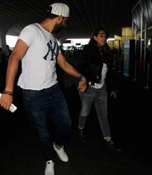 युवी गर्लफ्रेण्डसोबत मुंबईच्या विमानतळावर 