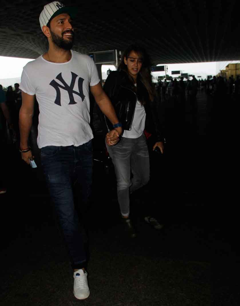 युवी गर्लफ्रेण्डसोबत मुंबईच्या विमानतळावर 