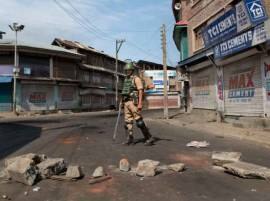 Kashmir Unrest Over 3300 Security Personnel Injured In Violence बुरहानच्या खात्म्यानंतर काश्मीरमधील हिंसाचारात 3,300 जवान जखमी