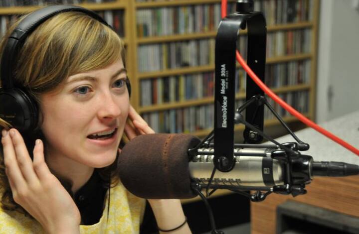 रेडिओ जॉकी आणि व्हिडीओ जॉकी – तुमच्या क्रिएटिव्हिटीवर आधारित जॉब म्हणजे रेडिओ जॉकी आणि व्हिडीओ जॉकी. या जॉबसाठी तुम्हाला कोणत्याही विशेष कोर्सची आवश्यकता नसते. मात्र, प्रोफेशनल ट्रेनिंग करावी लागते. ही ट्रेनिंगही फार अवघड असते, अशातला भाग नाही. तुमचा आवाज स्पष्ट असणं आवश्यक आहे आणि भाषेवर चांगली पकड असली पाहिजे. यामधून तुम्ही महिन्याकाठी किमान 35 ते 40 हजार रुपये कमवू शकता.