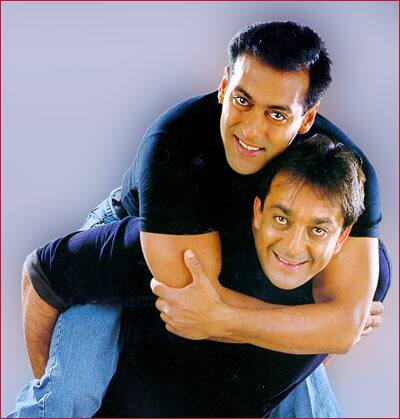 सलमानने आपल्या जवळच्या मित्रांमध्ये संजूचही नाव घेतलं आहे. संजय दत्तला लहानपणापासून पाहत आलो असल्यामुळे तो खूप जवळचा मित्र आहे असं सलमानने सांगितलं.