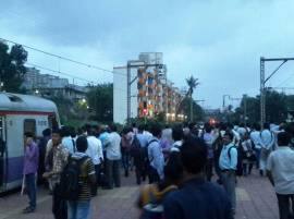 Harbour Railway Disturb ओव्हरहेड वायरला चिकटल्यानं प्रवाशाचा मृत्यू, हार्बर रेल्वे विस्कळीत