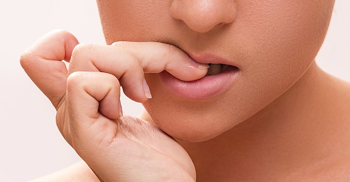 Chewing the nails can have serious consequences on health नखं खाताय...मग आजच ही सवय सोडा, 'हे' आहेत त्याचे दुष्परिणाम