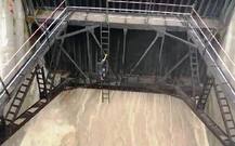 नांदूर-मध्यमेश्वर धरणात तरुणाची जीवावर बेतणारी स्टंटबाजी