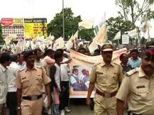 गडकरींच्या वाड्यावर विदर्भवाद्यांचा मोर्चा, अणेंच्या गैरहजेरीची चर्चा