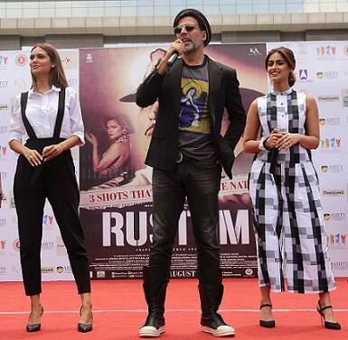 'रुस्तम' सिनेमात अक्षय कुमारसोबत अभिनेत्री इलियाना डीक्रूझ झळकणार आहे.