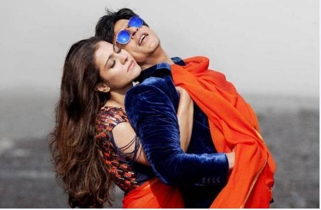 बॉलिवूडची ही सुपरहिट जोडी रोहित शेट्टीच्या दिलवाले या चित्रपटात पाहायला मिळाली. या चित्रपटातील दोघांच्या अभिनयाचे साऱ्यांनीच कौतुक केलं.