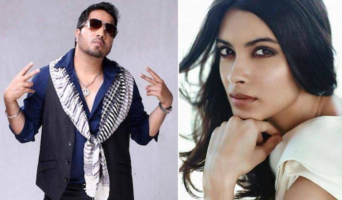 'हॅप्पी भाग जाएगी' या चित्रपटाचे संगीत नुकतेच रिलीज झाले. यावेळी गायक मीका सिंहने अॅक्ट्रेस डायना पेंटीच्या आडनावावरून तिची खिल्ली उडवली.