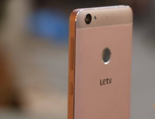 LeEco चा कोणताही स्मार्टफोन फ्लिपकार्टच्या Flipkart Independence Sale मध्ये No Cost EMI offer अंतर्गत खरेदी करू शकता येईल, असे LeEco ने प्रसिद्धी पत्रकाद्वारे कळवले आहे. No Cost EMI offer चा अर्थ, हे स्मार्टफोन 0% व्याज, 0% डाऊन पेमेंट आणि 0% प्रोसेसिंग फीवर मिळतील. यासोबतच सेकेंड जनरेशन सुपरफोर्सवरही कॅश बॅक आणि एक्सचेंज ऑफरची सुविधा सुरु आहे.