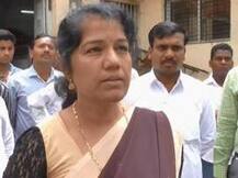 राष्ट्रवादीच्या महिला पदाधिकाऱ्याचा ग्रामविकास अधिकाऱ्याला चोप