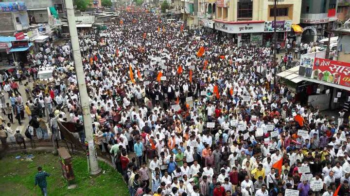 कोपर्डीतल्या घटनेला एक महिना उलटत आला. तरी याप्रकरणी अंतिम आरोपपत्र दाखल झालेलं नाही. याबाबत सरकारला जाब विचारण्यासाठी ऑगस्ट क्रांती दिनाचं औचित्य साधून हा मोर्चा काढण्यात आला. (सोशल मीडियातील व्हायरल फोटो)