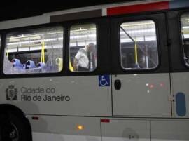 Rio Olympics Bus Carrying Journalists Attacked 3 Injured रिओ ऑलिम्पिकमध्ये पत्रकारांच्या बसवर गोळीबार, 3 जण जखमी