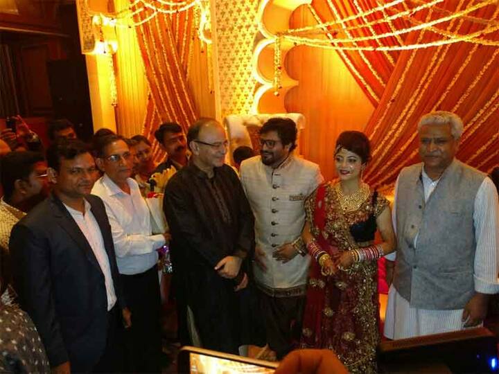 वित्तमंत्री अरूण जेटलीही बाबुलच्या लग्नाला उपस्थित होते. 
