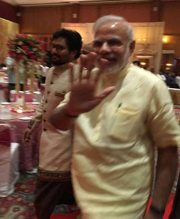 बाबुल सुप्रियोच्या लग्नाला पंतप्रधान मोदींसह राजकारण आणि बॉलिवूडमधील मान्यवर उपस्थित होते.