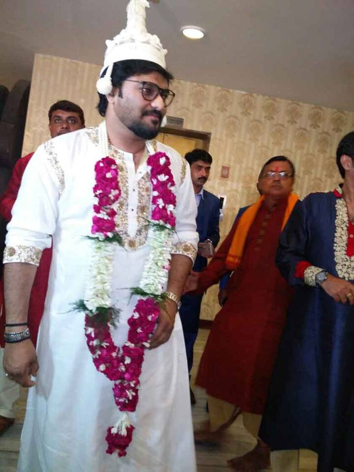 बाबूल सुप्रियोचं लग्न बंगाली पद्धतीने झालं आहे.
