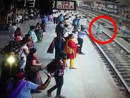 College Students Saved Women On Vikhroli Railway Station तरुणांनी लोकलखाली आत्महत्या करणाऱ्या महिलेला वाचवलं